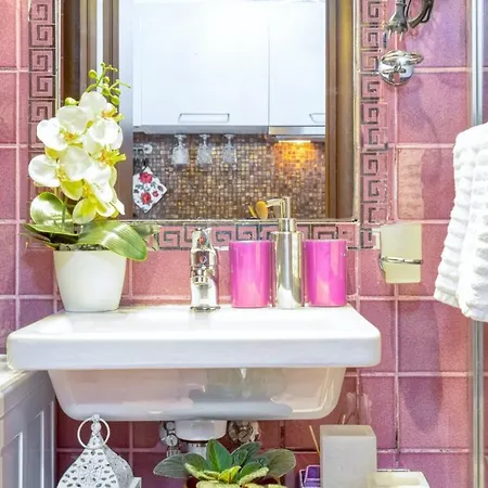 Plum Guide - Unicorn's Mane Apartment Rome